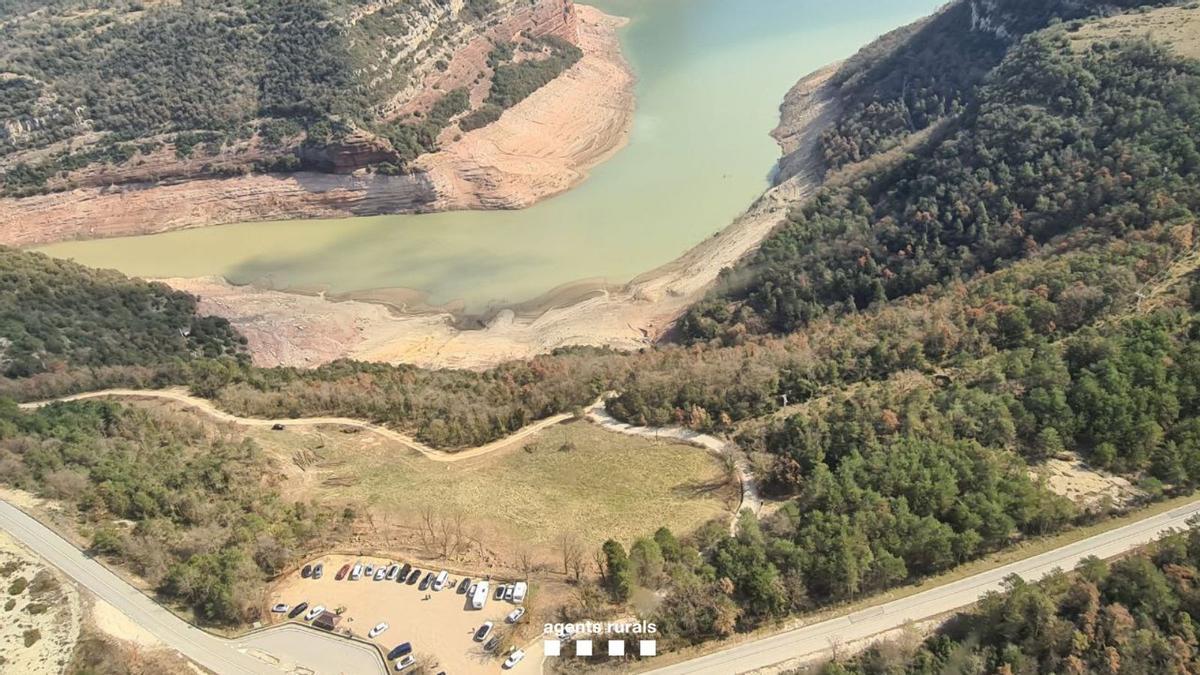 Un dispositivo de informadores, agentes rurales y mossos desquadra controla este sábado las entradas al pantano de Sau, en el primer día de acceso restringido para evitar que los visitantes puedan quedar atrapados en el barro que ha emergido durante la operación de vaciado del embalse