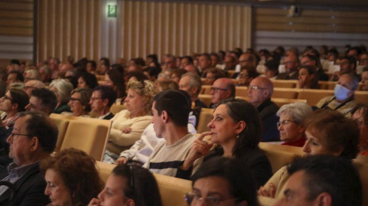 Presentación del concierto (arriba) y público asistente (abajo). | ALBA PRIETO