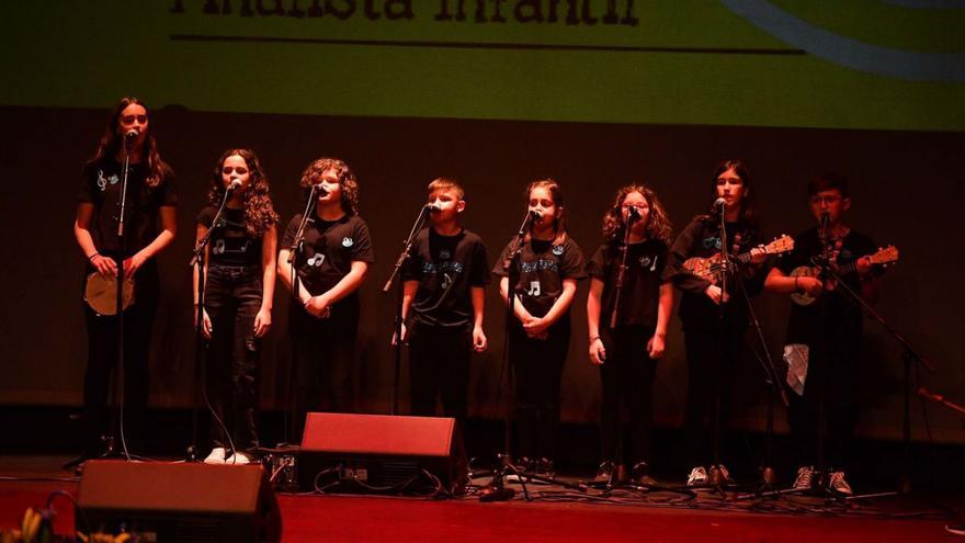 Participantes en la final del concurso ‘Quero Cantar’, ayer, en el Teatro Colón.   | // VÍCTOR ECHAVE