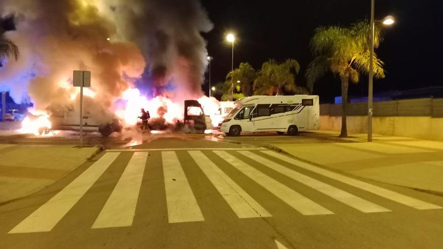 Arden una furgoneta y una autocaravana con personas dentro en Benicàssim