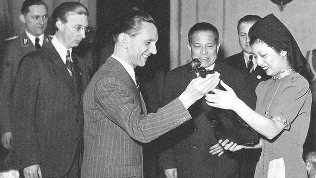 El ministro de Propaganda de Hitler, Joseph Goebbels, entregando un Stradivarius a la violinista japonesa Nejiko Suwa, en 1943.