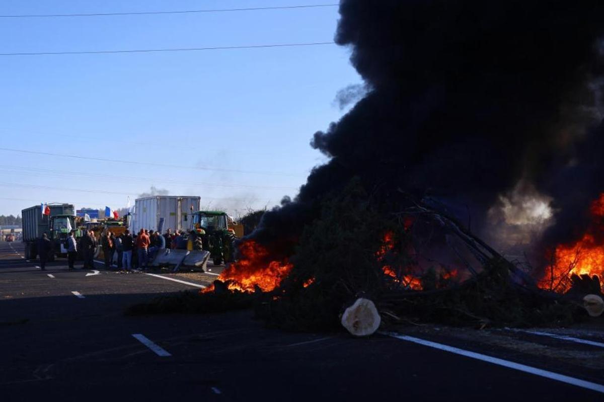 Los agricultores franceses bloquean las carreteras de acceso a Francia