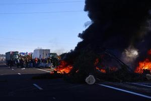 Los agricultores franceses bloquean las carreteras de acceso a Francia