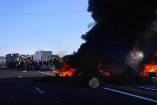 Cortada la frontera de La Jonquera por la AP-7 por la protesta de los agricultores franceses