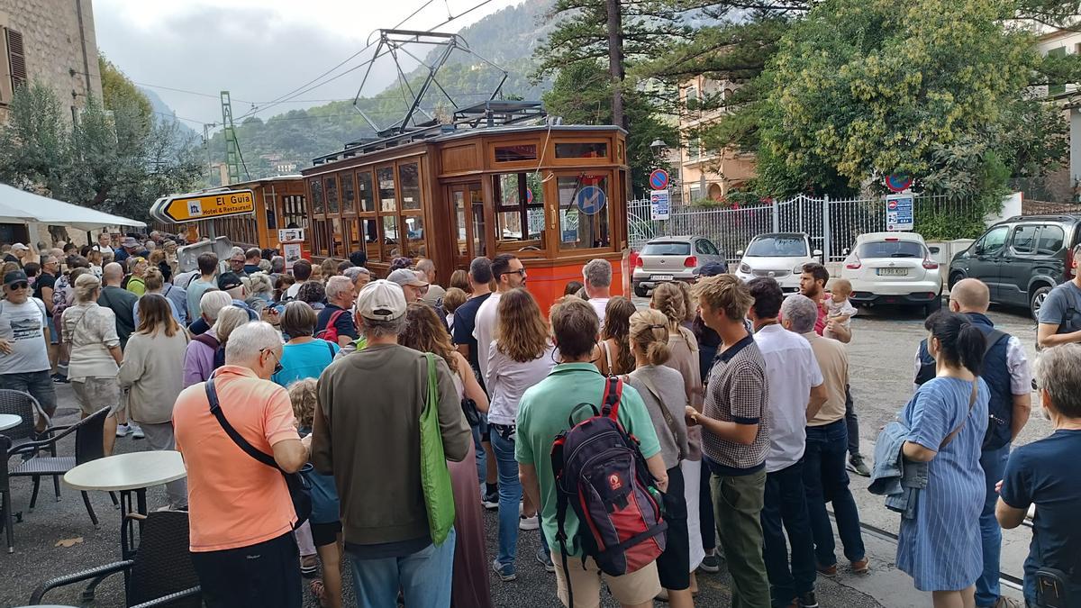 Grupos de turistas se disponen a tomar el tranvía en Sóller.