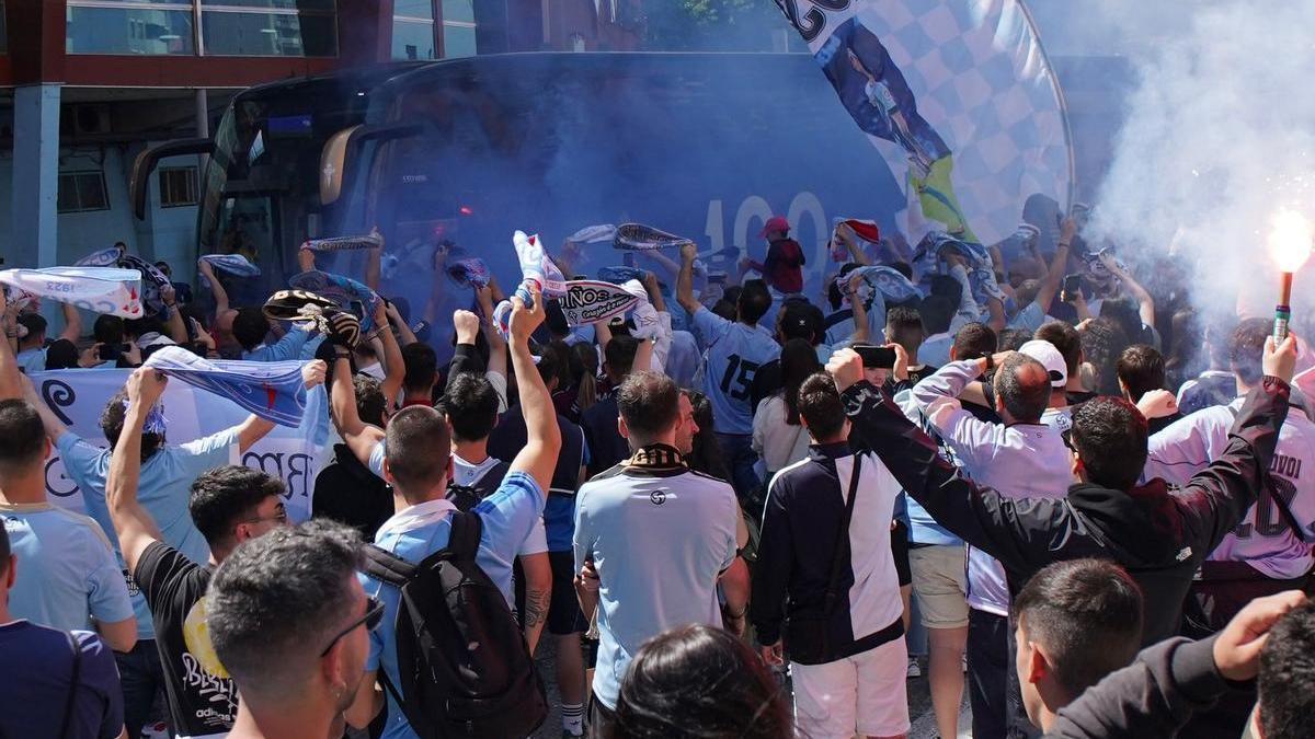 La afición del Celta se vuelca con su equipo a su llegada a Balaídos.