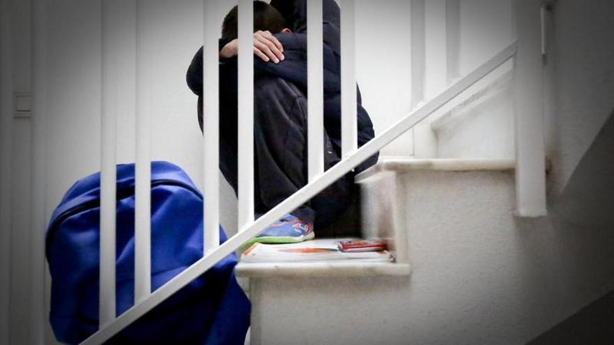 Un estudiante sentado en la escalera de su colegio, en imagen de archivo. | PILAR CORTÉS