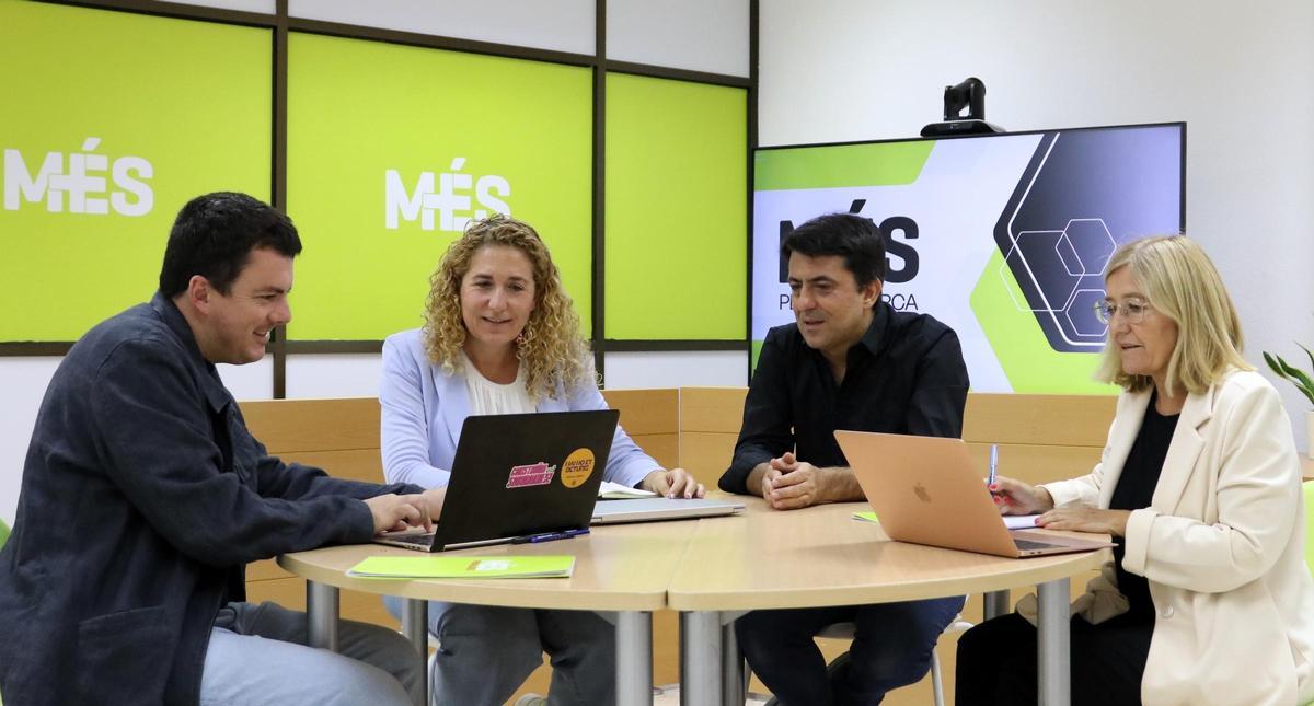 Miembros de Més per Mallorca debaten sobre la ley.