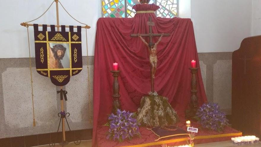 Ofrenda de velas al Cristo del Perdón de Peñarroya.