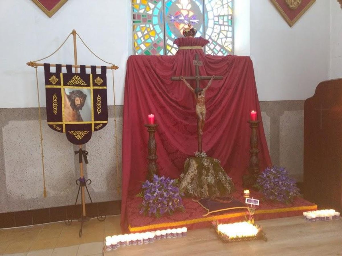 Ofrenda de velas al Cristo del Perdón de Peñarroya.