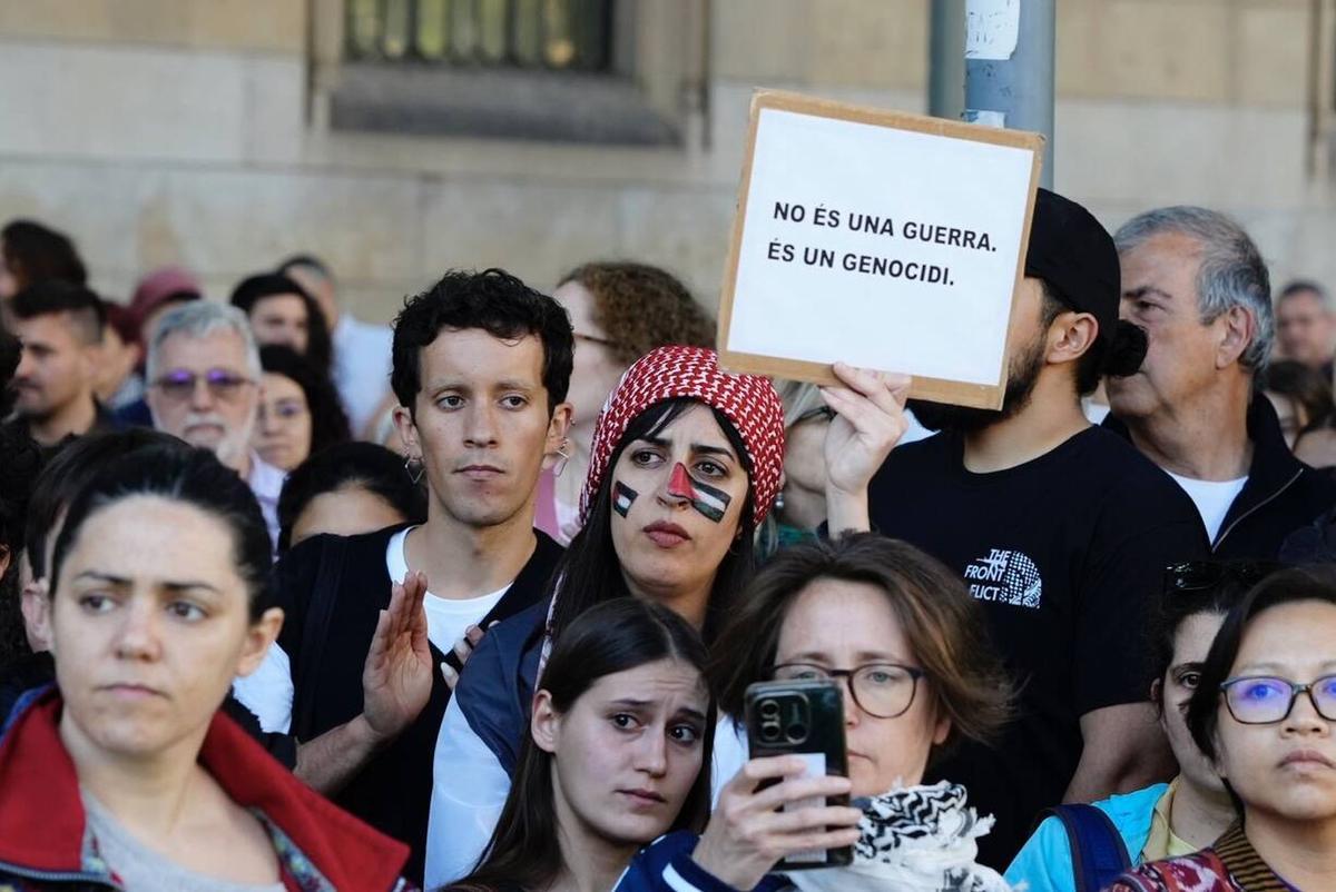 Concentración delante de la Universitat de Barcelona en la Gran Vía, bajo el lema Todos los Ojos sobre Rafah, para denunciar el genicidio del estado de Israel contra la población palestina de Gaza