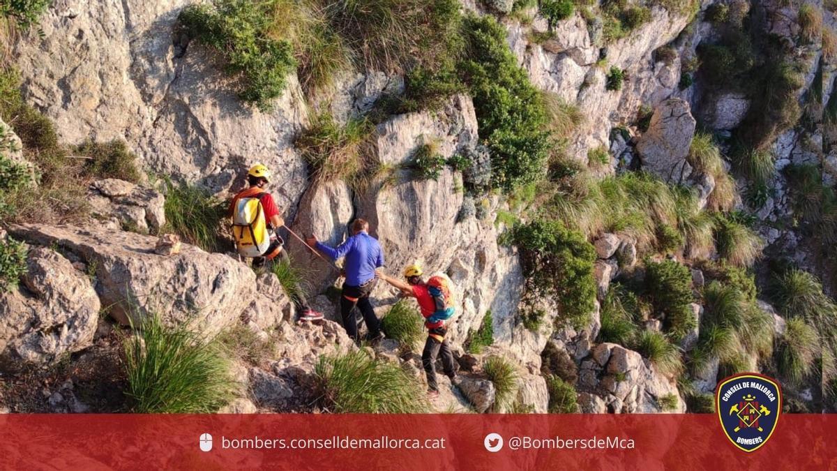 Bomberos rescatan a dos personas en Cala Deià y el Puig Tomir.