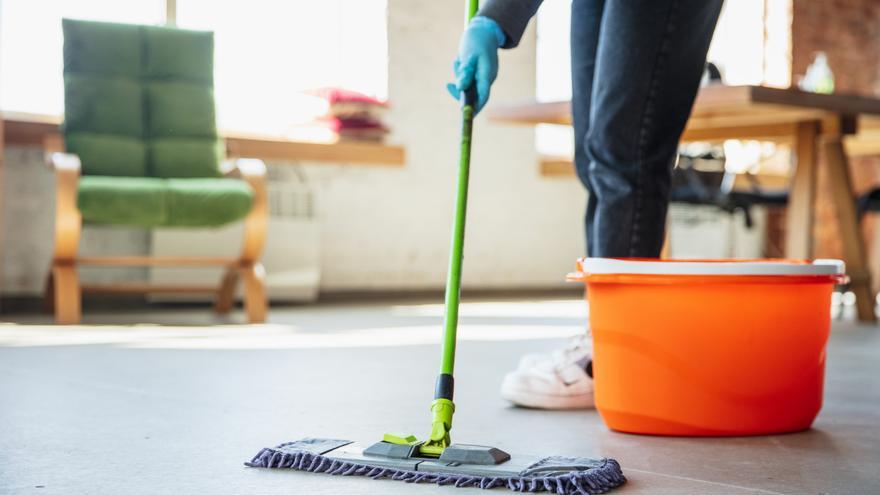 ¿Qué es mejor para el suelo de casa, mopa o fregona?
