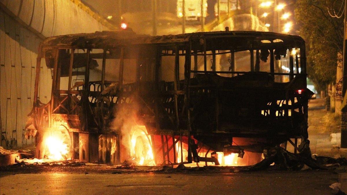  barricadas con vehiculos incendiados colocados este martes para impedir los operativos de las fuerzas armadas  en las inmediaciones de la poblacion de Santa Rosa de Lima  del municipio de Villagran  en el estado de Guanajuato  Mexico   para detener al lider del huachicol conocido como  El Marro   El presidente de Mexico  Andres Manuel Lopez Obrador  hablo este miercoles del plan conjunto de fuerzas federales y de seguridad del centrico estado de Guanajuato para capturar a Jose Antonio Yepez  El Marro  lider del robo de combustible en la region  