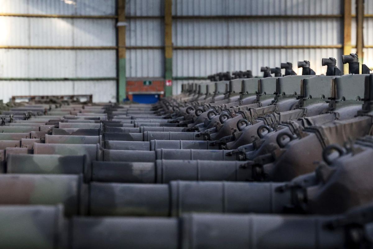 Líneas de tanques Leopard 1 de fabricación alemana en un hangar de OIP Land Systems SA en Tournai, Bélgica