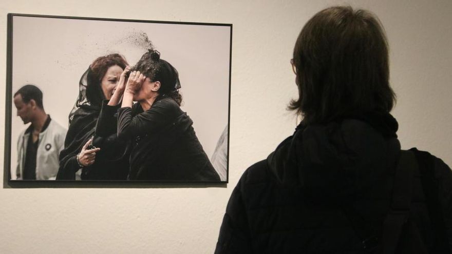 Una noia observa una de les fotografies guanyadores del World Press Photo 2020, al CCCB