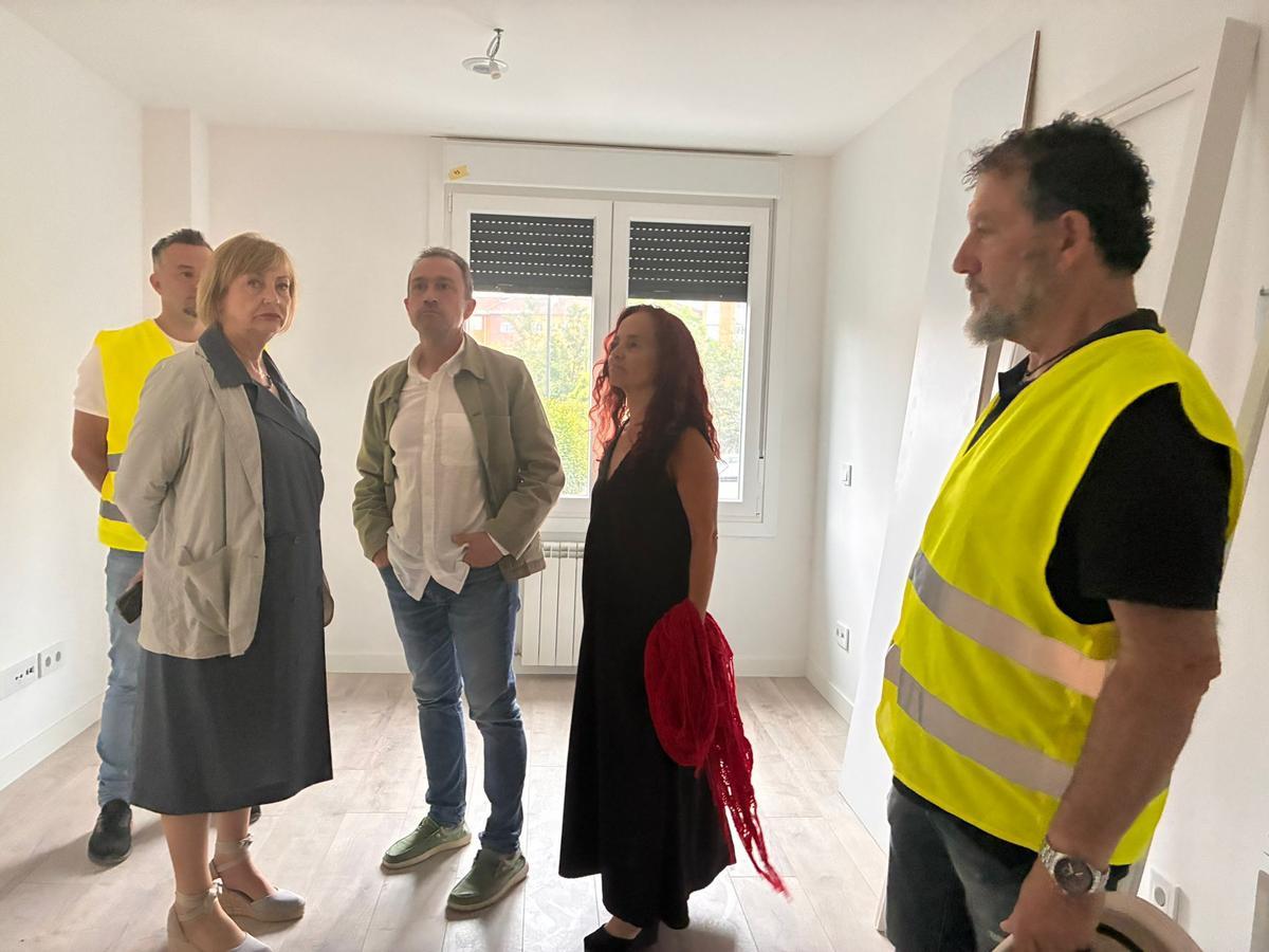 Monteserín, Zapico y Ana Solís (concejala de Vivienda en Avilés) junto a técnicos visitando el bloque de Villalegre.