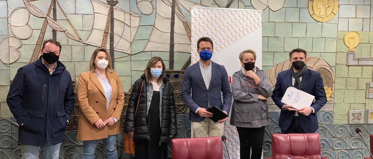 José Luis Álvarez Almeida, a la derecha, reunido en Avilés con miembros de su organización y representantes del PP.