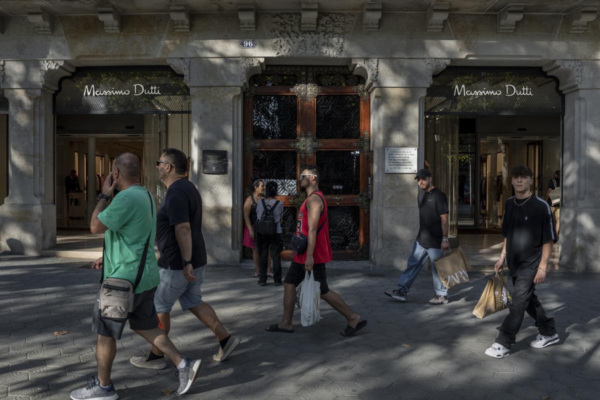 Los bajos del 96 del paseo de Gràcia, con dos de las placas conmemorativas, a Casas y Rusiñol, a ambos lados del portal.