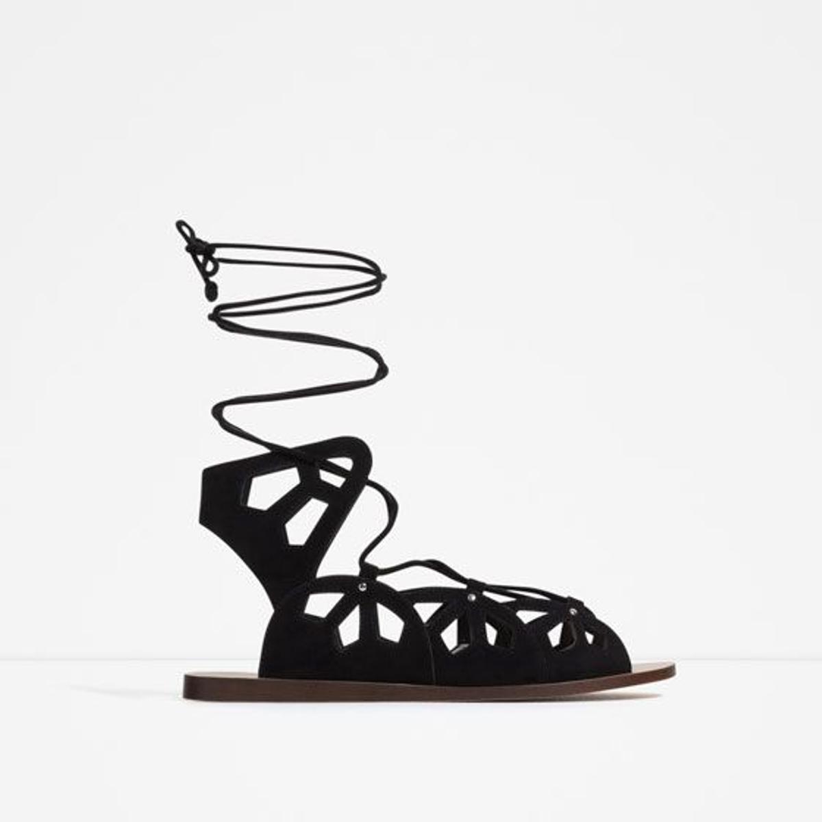 Imprescindibles de Zara: sandalia romana tachas
