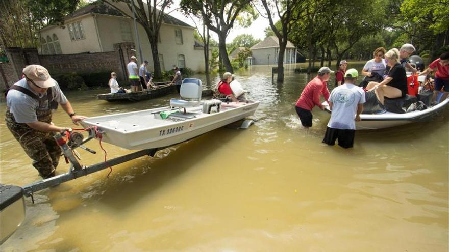 Houston continúa anegada una semana después del Harvey