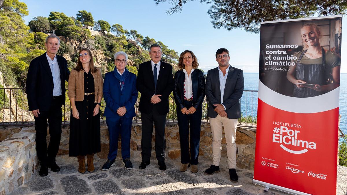 De izquierda a derecha; Miquel Noguer presidente de la Diputació de Girona, Joaquim Edo, jefa de Asuntos Públicos, Comunicación y Sostenibilidad de Coca-Cola Europacific Partners Iberia Catalunya, Silvia Tudela, técnica de Acción Climática en ECODES, Antoni Escudero, presidente de la Federació d’Hostaleria de Girona y Marc Llinares, presidente del Gremi de Bars i Restaurants de Lloret de Mar, durante la presentación de la campaña Hostelería#PorElClima.
