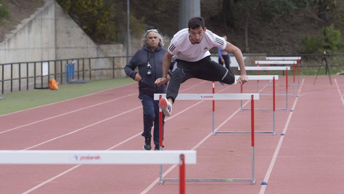 Quique Llopis entrena este jueves en Gandia bajo la atenta mirada de su entrenador Toni Puig