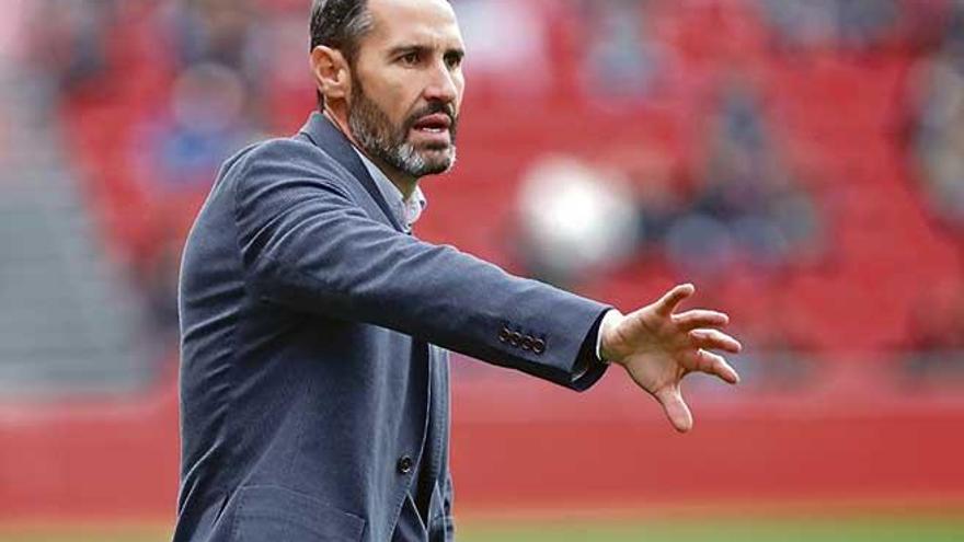 El entrenador del Mallorca, Vicente Moreno, da instrucciones a sus jugadores durante el partido de ayer ante el Peralada.