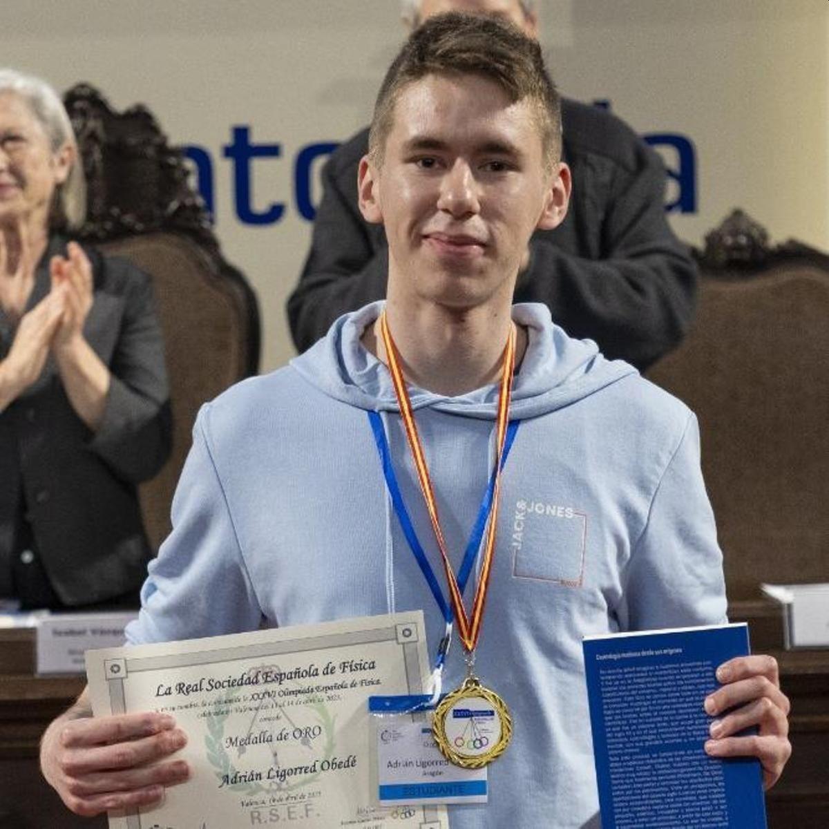 Adrián celebra sus resultados tras las olimpiadas de Física.