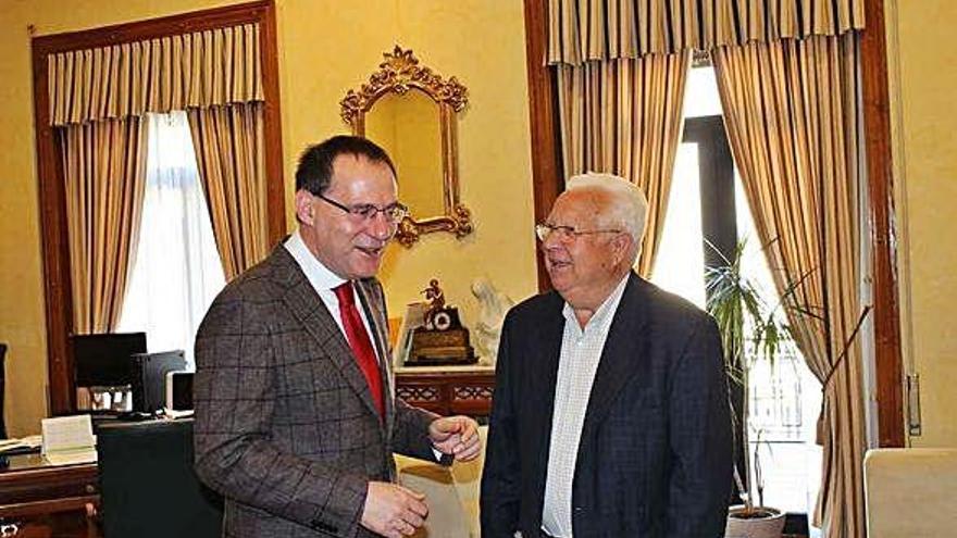 El alcalde de Abezames (d) junto al subdelegado del Gobierno.