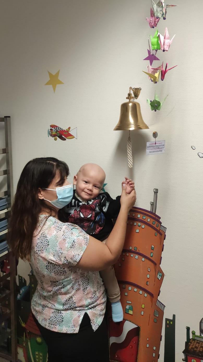 Rubén ha tocado la campana de La Fe porque ya ha acabado con su quimio CEDIDA POR LA FAMILIA