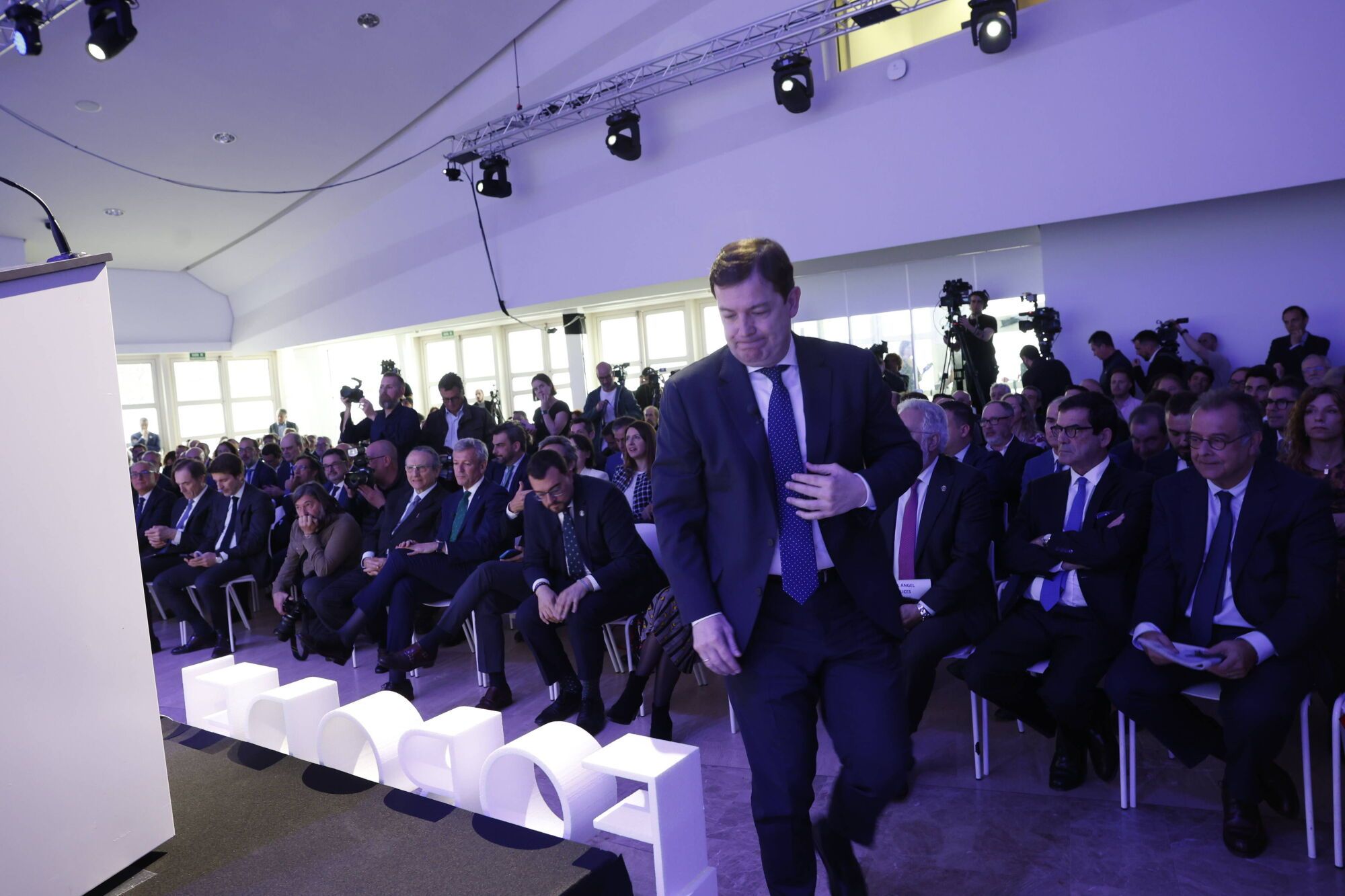 Los presidentes autonómicos de Galicia, Asturias y Castilla y León se suman al Foro del Noroeste para participar en una mesa redonda. 