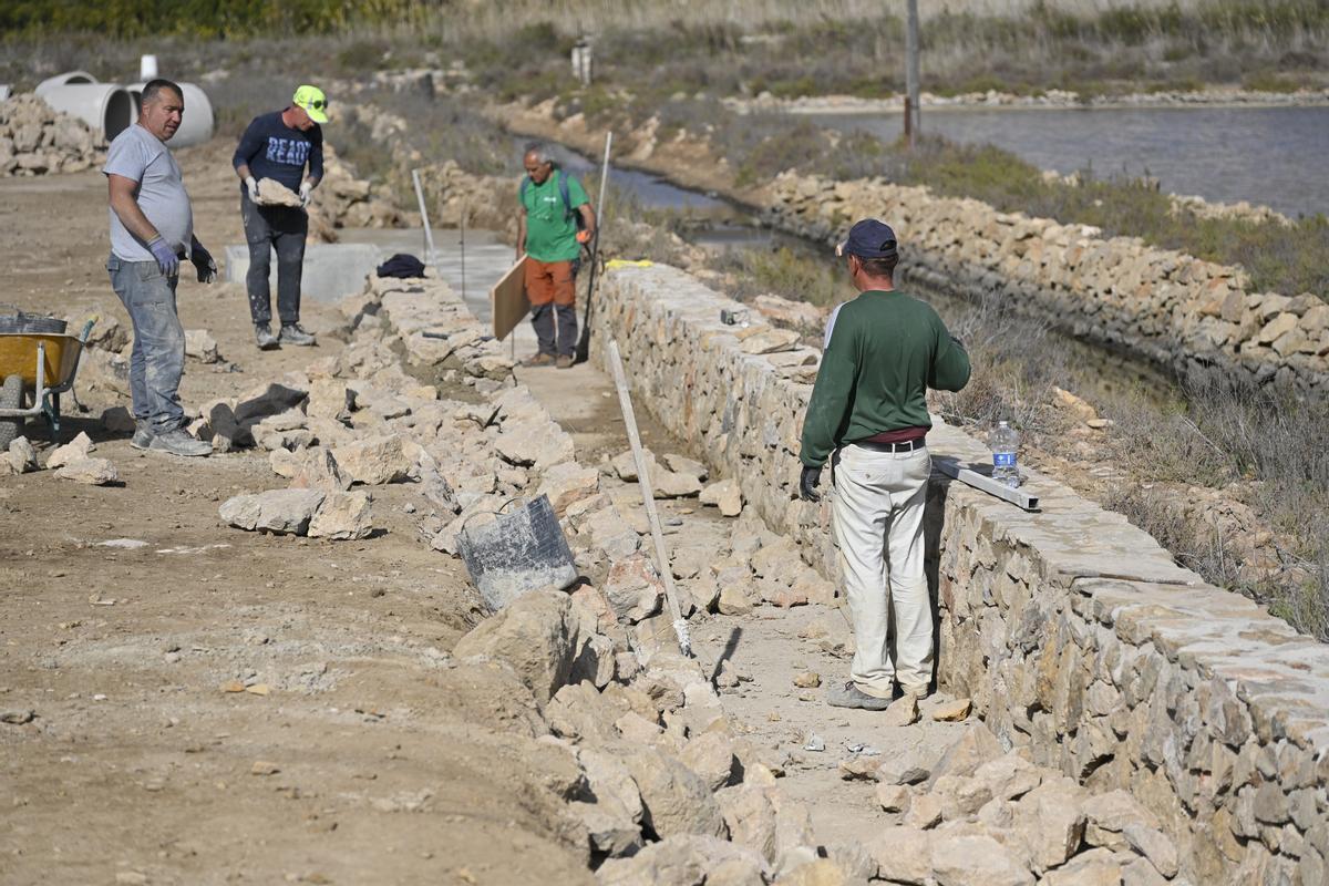 Obras en el canal de llenado que suministrará agua a las salinas y a los tanques de ostras del IEO.