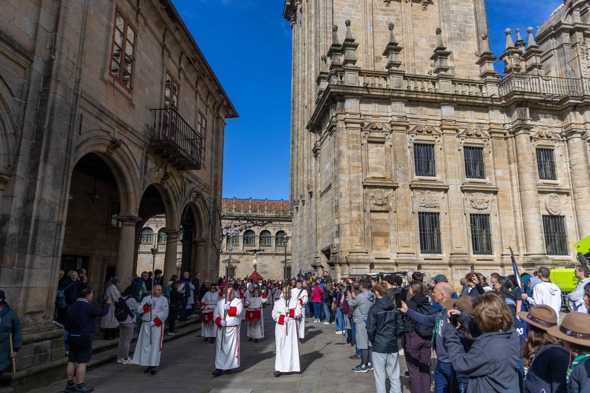 El Cristo de la Paciencia regresa a Conxo y pone el broche final a la Semana Santa compostelana