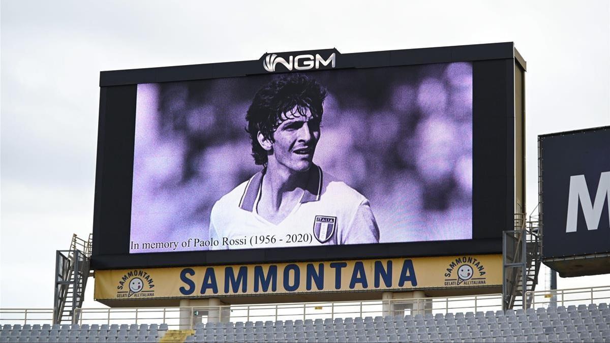 Florence (Italy)  10 12 2020 - A picture of Paolo Rossi is projected on the big screen of the Artemio Franchi stadium prior to the UEFA Women s Champions League soccer match ACF Fiorentina vs Slavia Prague in Florence  Italy  10 December 2020  Paolo Rossi  former Italian soccer player and World champion in 1982  died on 09 December 2020 at the age of 64  (Liga de Campeones  Italia  Florencia  Praga) EFE EPA CLAUDIO GIOVANNINI