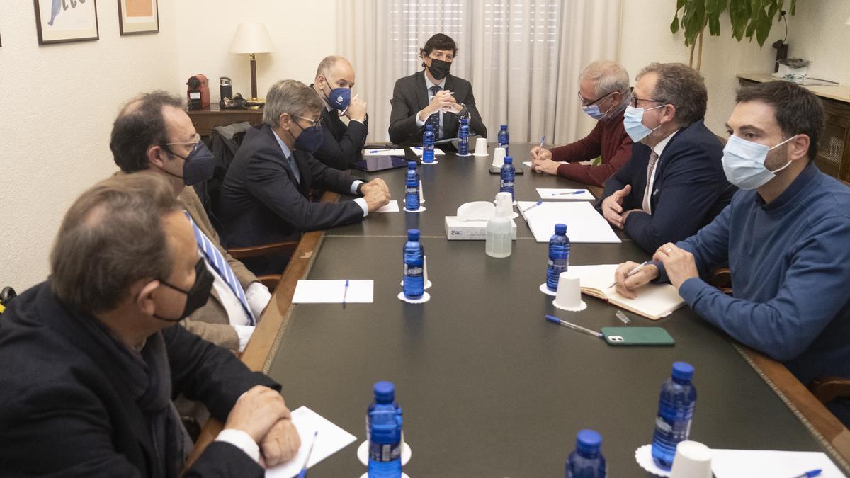 Imagen de archivo de la reunión de los representantes del clúster cerámico de Castellón con el presidente de la Diputación, José Martí