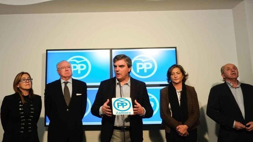 Desde la izquierda: Martín Pozo, Vázquez, Sedano, Luis y García Carnero, ayer en la sede del PP.