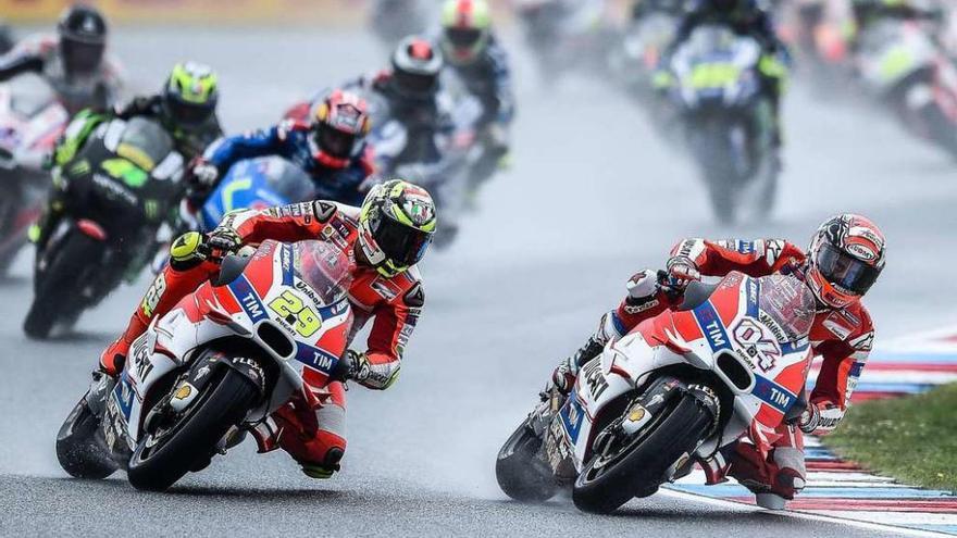 Un momento de la carrera de MotoGP, con Iannone (izquierda) y Dovizioso en cabeza. // Filip Singer