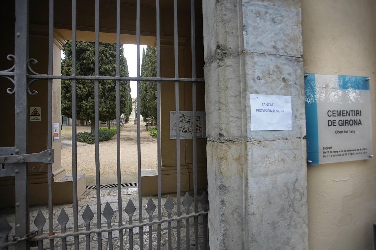 Les imatges del Cementiri Vell de Girona després dels actes vandàlics a una vintena de tombes Les imatges del Cementiri Vell de Girona després dels actes vandàlics a una vintena de tombes
