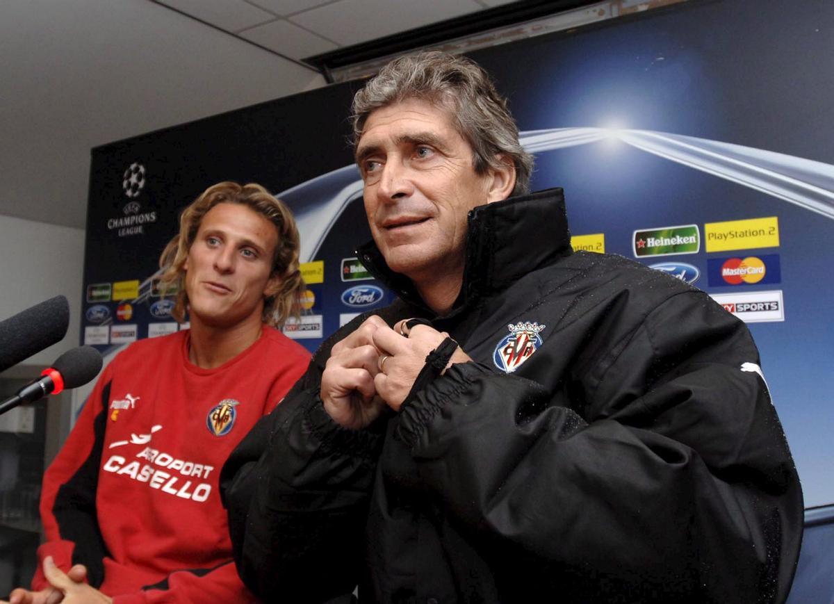 Diego Forlán y Manuel Pellegrini, en la previa a vuelta de la semifinal de Champions del Villarreal contra el Arsenal.