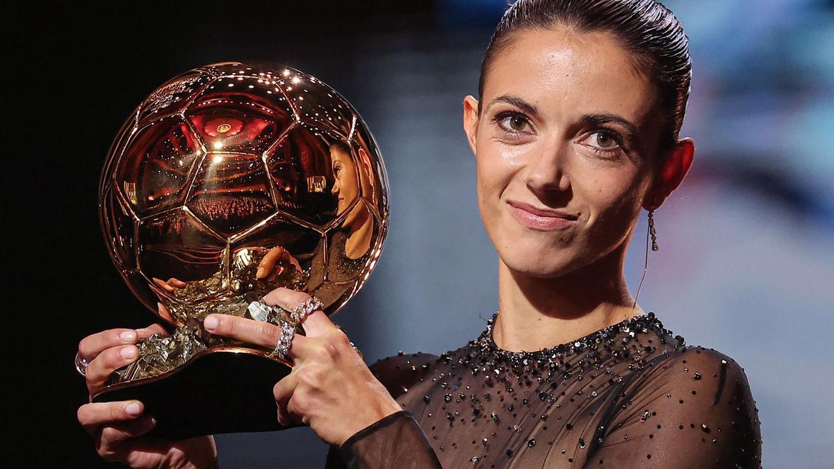 Aitana Bonmatí sostiene el Balón de Oro, que la convierte en la nueva reina del fútbol
