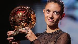 Aitana Bonmatí sostiene el Balón de Oro, que la convierte en la nueva reina del fútbol