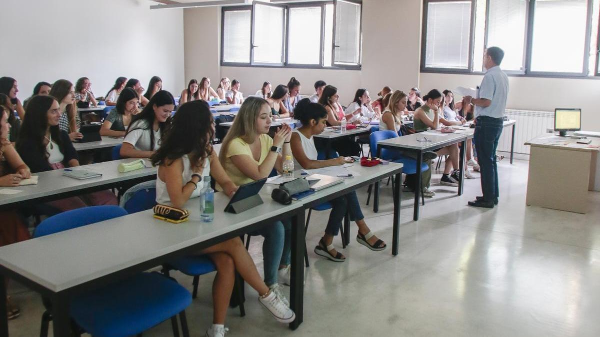 Varios alumnos en una clase de la Universidad de Zaragoza, en el primer día de clase de este curso.