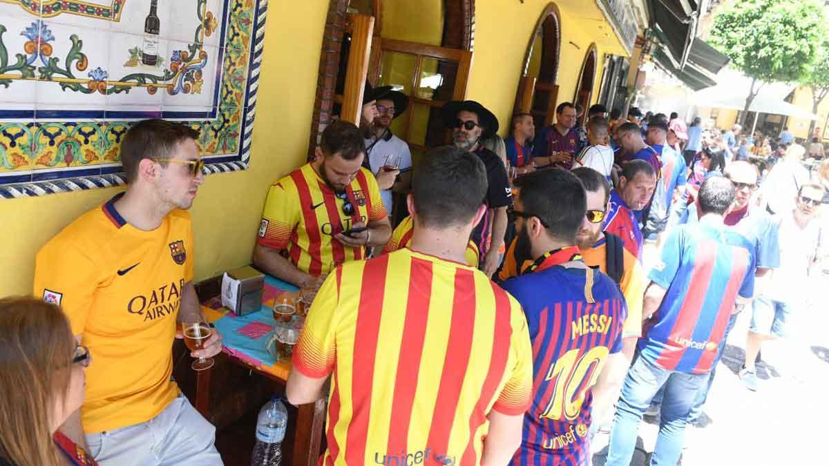 Aficionados del FC Barcelona y el Valencia, en Sevilla por la final de la Copa del Rey