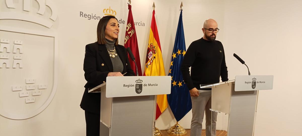 La consejera Sara Rubira, en la rueda de prensa posterior a la reunión, con el nuevo presidente de Ailimpo, Joaquín Rubio.
