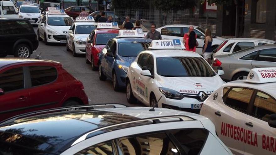 La huelga de examinadores de tráfico deja a 43 personas de Cáceres sin poder hacer su prueba