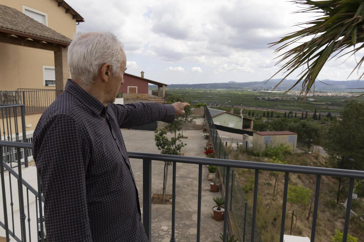 Teodoro Fayos señala las placas solares presentes en la mayoría de los tejados de La Besana.