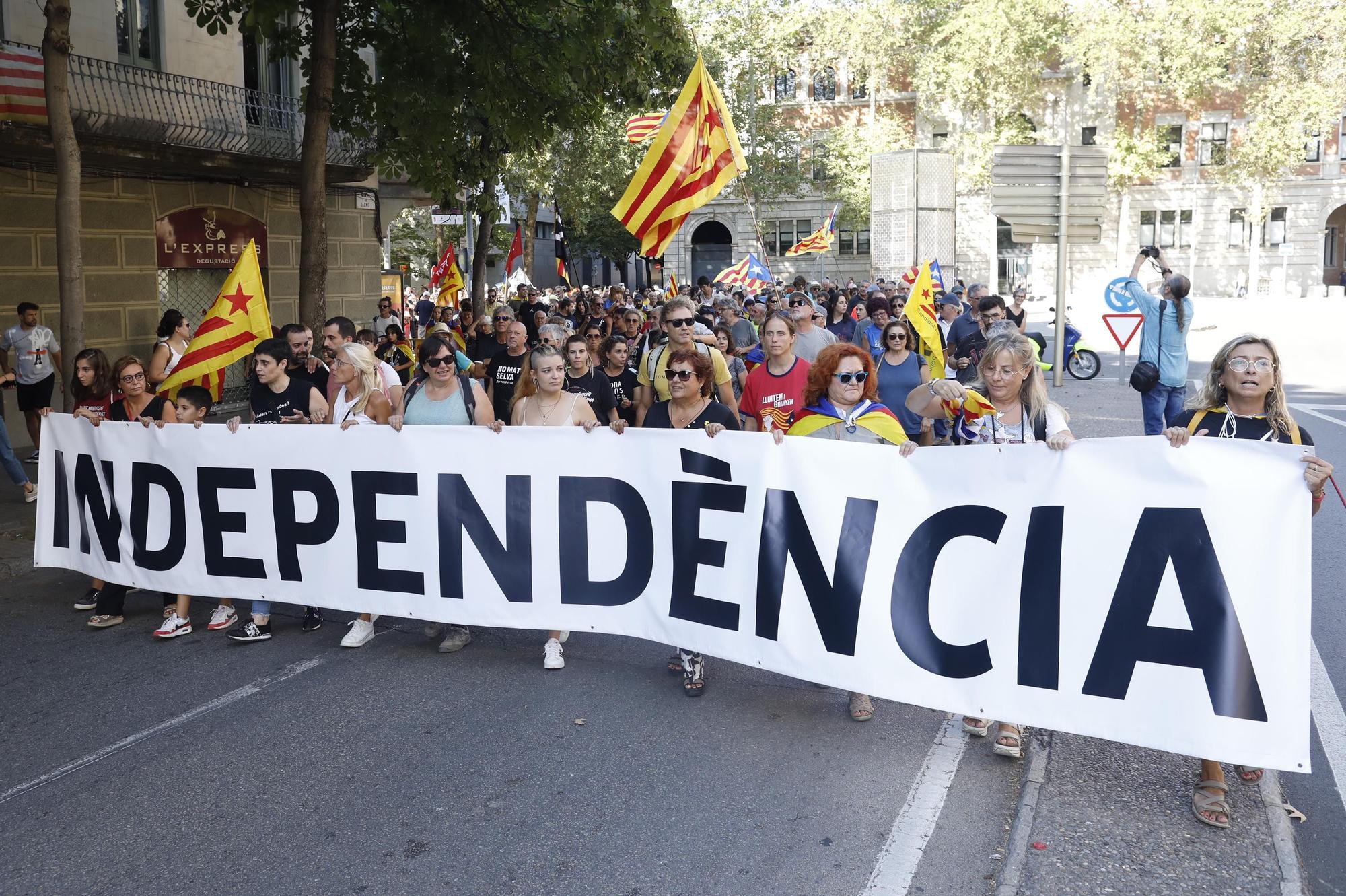 Líders d’ERC participen en la manifestació de la Diada a Girona