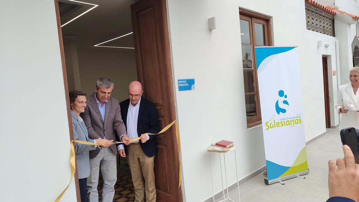 Un momento de la inauguración del centro de FP de Teror, con  Sor Emi Rosado, Manuel Domínguez, y Jorge Martín de la Coba.