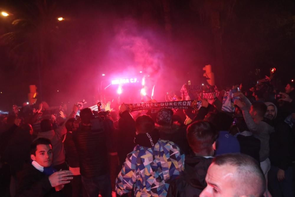 La afición blanquiazul vuelve a demostrar que está con su equipo, inmerso en la lucha por la permanencia, y anima a los jugadores en los exteriores de La Rosaleda.